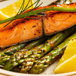 Grilled Salmon with Asparagus and Lemon